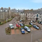 Immaculate City Centre Apartment With Free Parking - Ground Floor