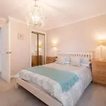 Immaculate City Centre Apartment With Free Parking - Ground Floor