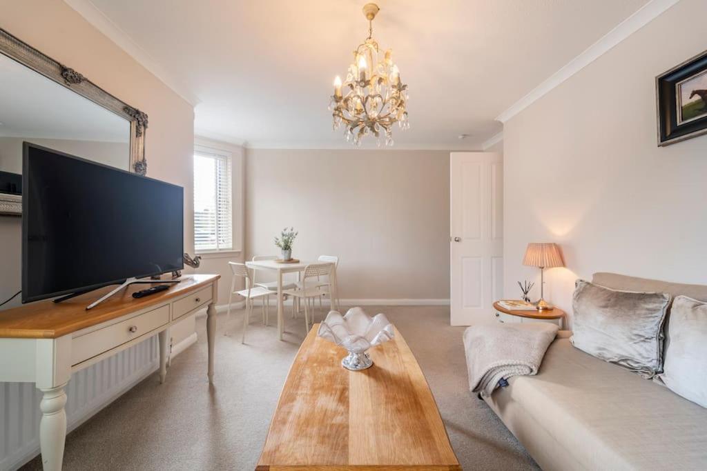 Apartment Immaculate Centre With Free Parking - Ground Floor *