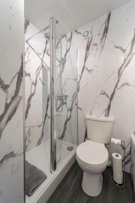 Immaculate Centre With Free Parking - Ground Floor * Aberdeen