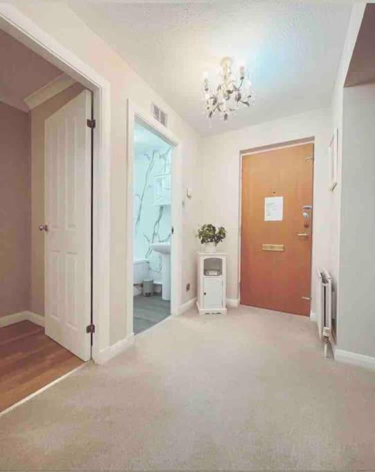 Immaculate Centre With Free Parking - Ground Floor *