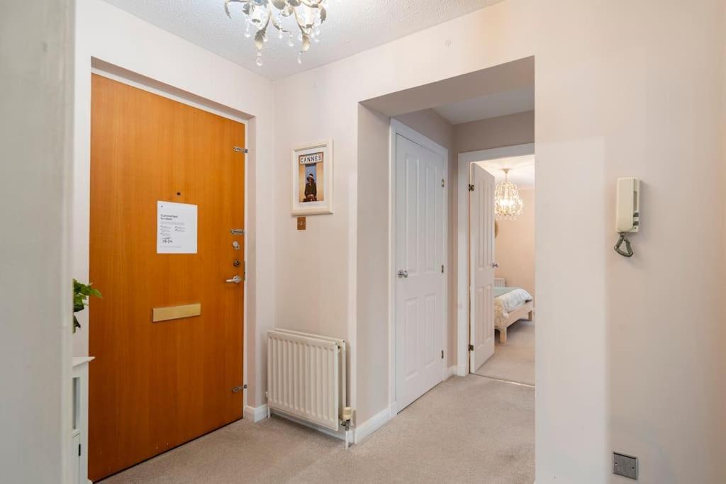 Immaculate Centre With Free Parking - Ground Floor Apartment *