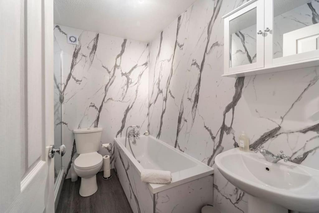 Immaculate Centre With Free Parking - Ground Floor Apartment Aberdeen
