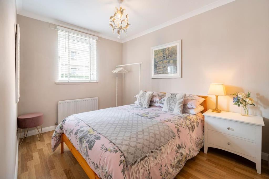 Immaculate Centre With Free Parking - Ground Floor *