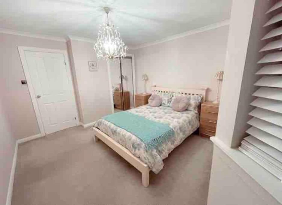 Immaculate Centre With Free Parking - Ground Floor Apartment *