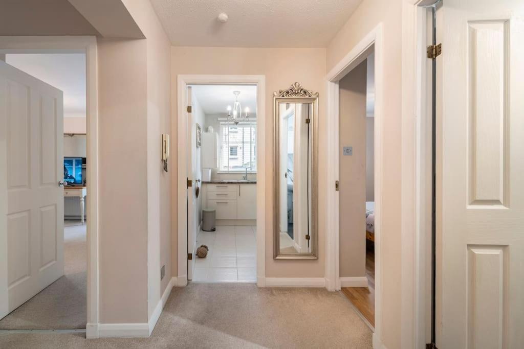 Immaculate Centre With Free Parking - Ground Floor Apartment