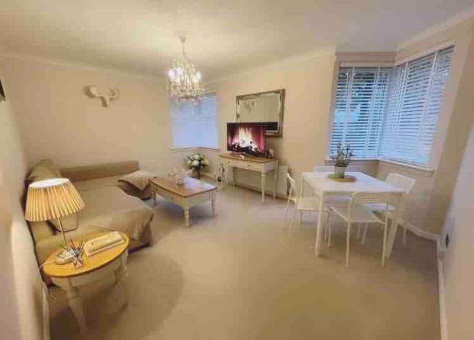 Immaculate Centre With Free Parking - Ground Floor Apartment *