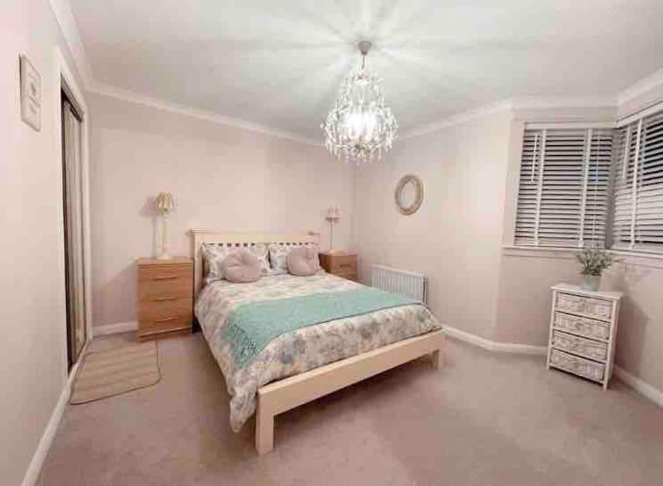 Immaculate Centre With Free Parking - Ground Floor *